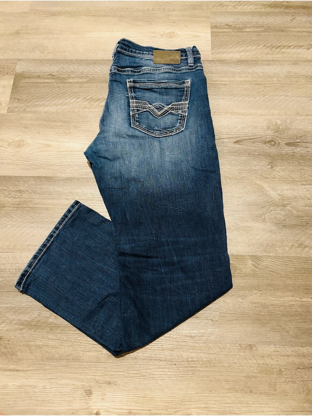 BKE Women’s Jeans Tyler Straight Leg distressed Stretchy jeans Embroidered 36